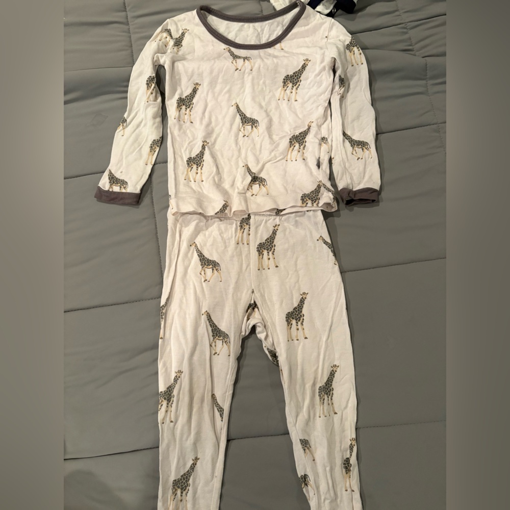 Kyte Baby Two Piece Long Sleeved Pajamas Giraffe - 2T